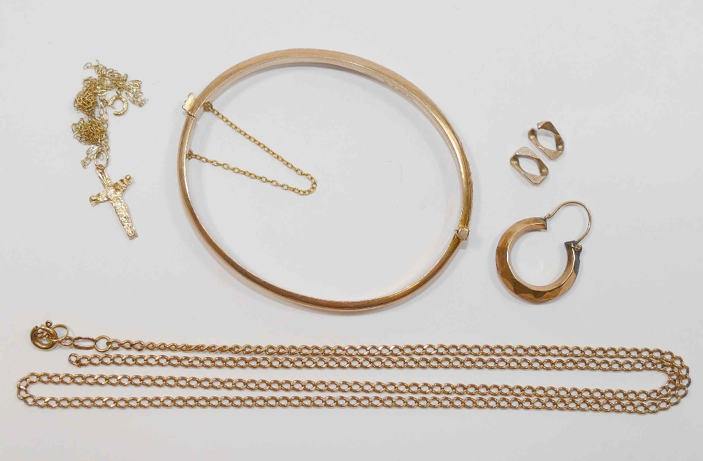 A quantity of 9 carat gold, including a hollow gold bangle, combined weight 13.