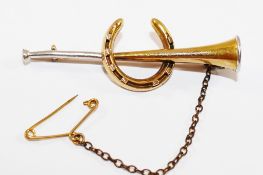 A Victorian bi-colour hunting horn and horseshoe brooch, 4.8cm long, 3.
