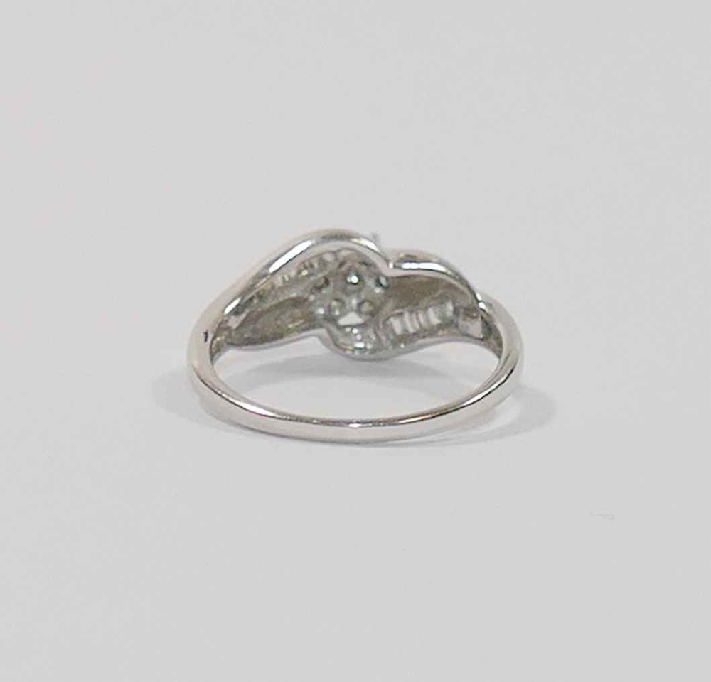 A diamond set daisy cluster cross over ring, combined weight approximately 0. - Image 3 of 3