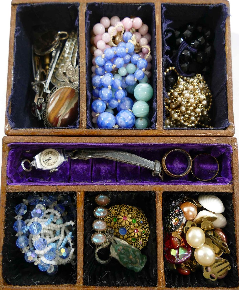 A quantity of Victorian and later jewellery and costume jewellery including a large carved shell - Image 2 of 10