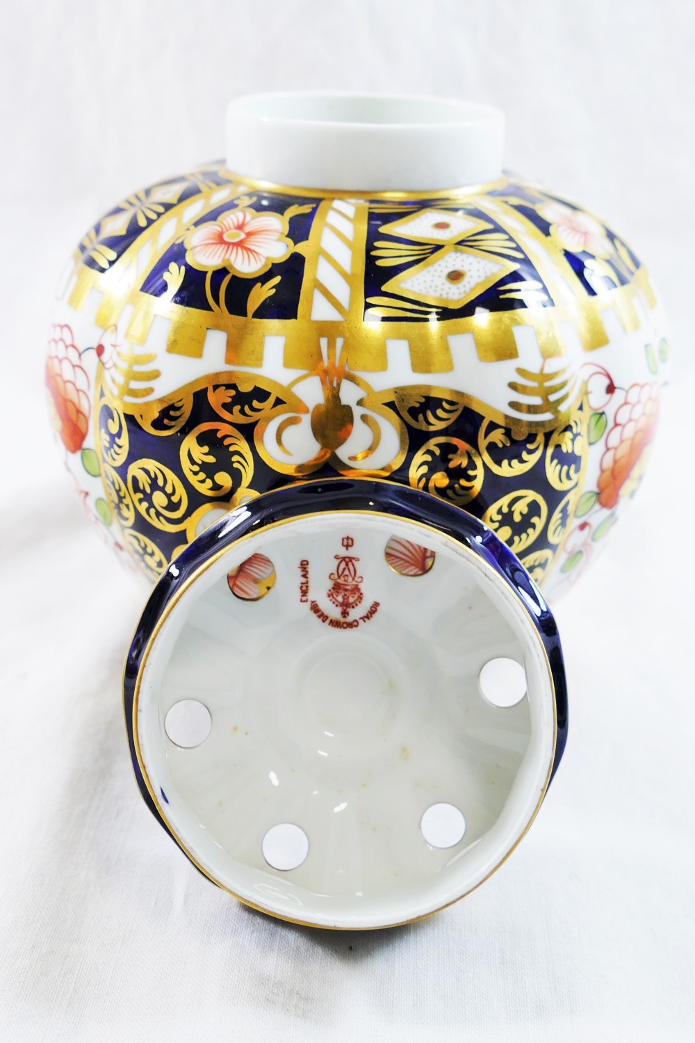 An early 20th century Royal Crown Derby Imari pattern lidded pot pourri vase, - Image 4 of 6