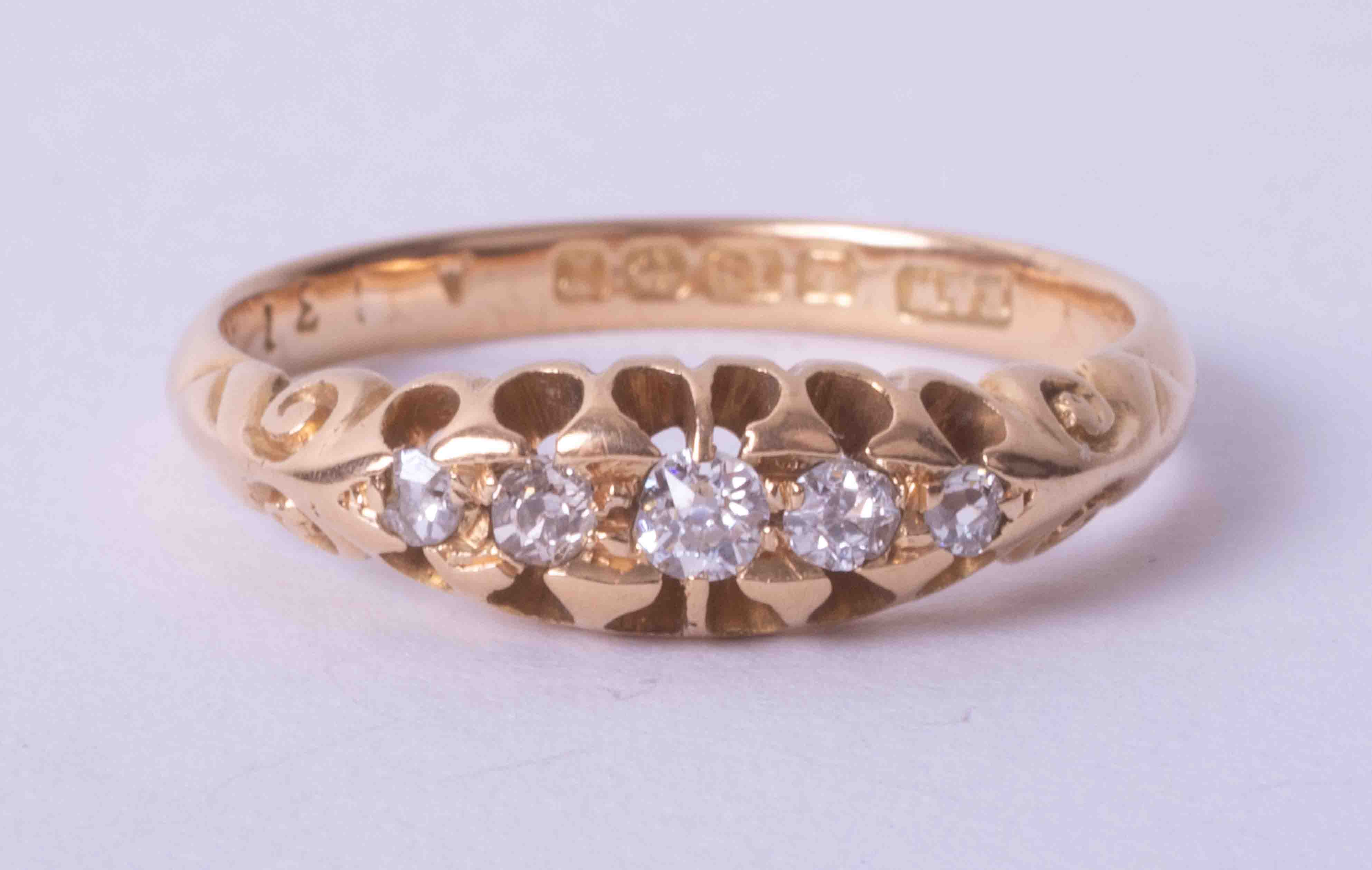 An antique 18ct diamond 'boat' five stone ring, size M.