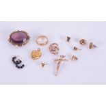 A 9ct gold wedding band, various earrings, coloured stone brooch, locket etc.