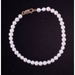 A freshwater pearl bracelet with 9ct clasp, length 19cm.