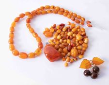 Antique single natural amber necklace with additional 45mm x 34mm amber pendant (& brooch) no clasp,