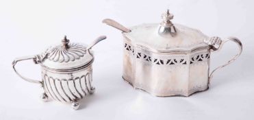 Solid silver hinged lid mustard pots complete with liners and spoons dimensions 6.5cm x 8cm, with