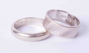 Am 18ct white gold lined wedding band 4.4g & a 14ct white gold plain band 5.9g (2)
