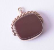 A 9ct yellow gold swivel fob set carnelian on one side and bloodstone on the other, 7.7g.