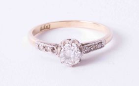 An antique 18ct yellow gold ring set approx. 0.45 carat diamond, estimated colour H and SI2 clarity,