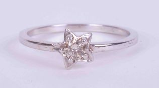 An 18ct white gold star design ring set with approx. 0.17 carats of round brilliant cut diamond,