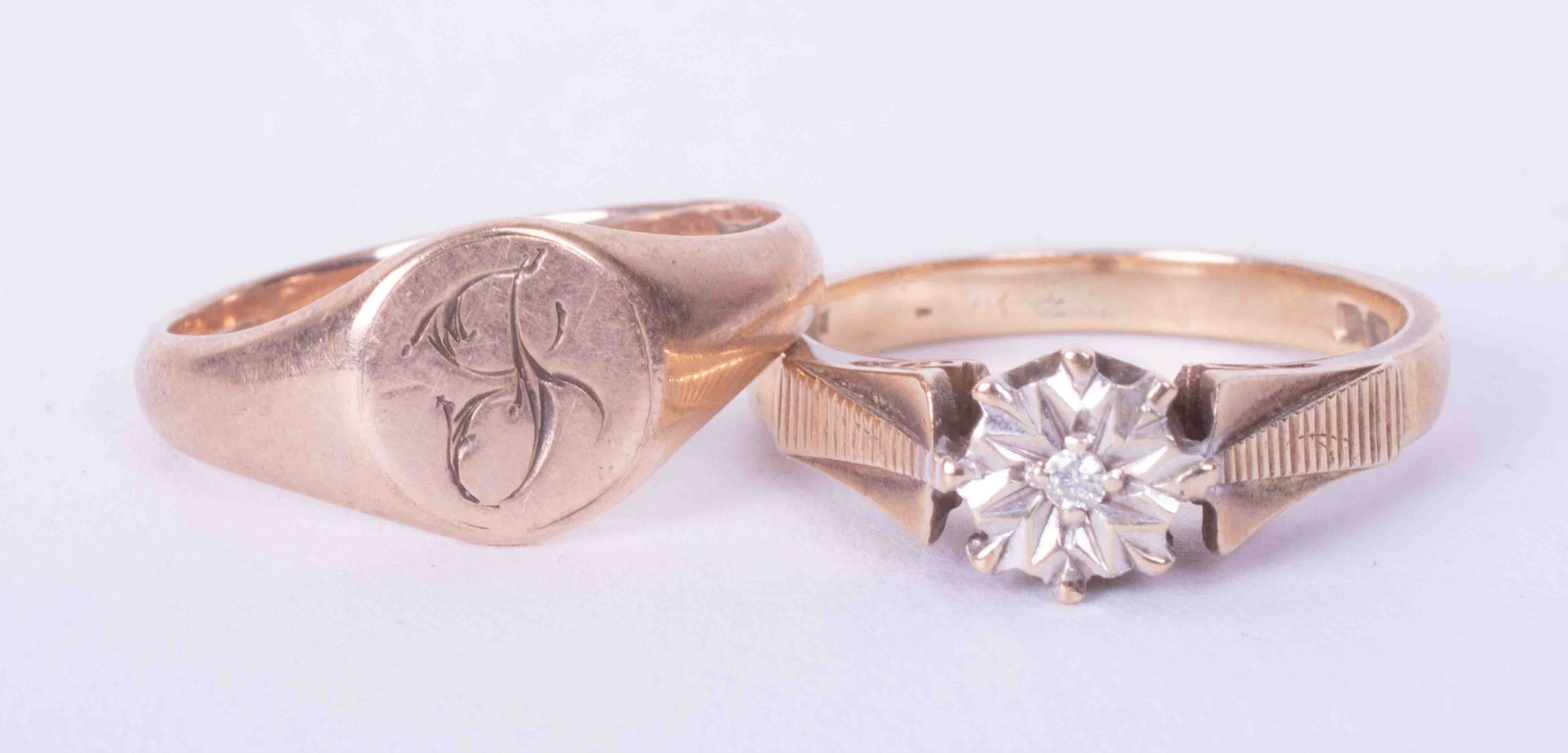 Two 9ct yellow gold rings to include a signet ring & a diamond set ring, total weight 4.8g.