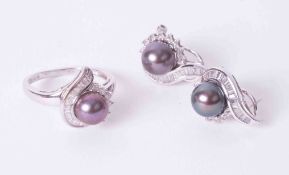 A 14k white gold swirl design ring set a black cultured pearl (approx 7.4mm) surrounded by a mixture