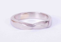 A heavy platinum (stamped 850) twist design band, weight approx. 6.3g, size K.