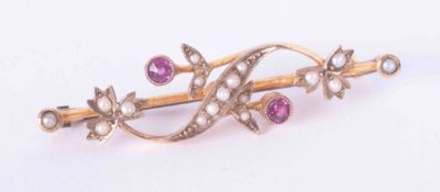 A Victorian 9ct yellow gold leaf & flower design brooch set seed pearls and amethysts, weight 2.