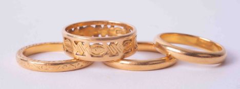 Four 22ct yellow gold bands of varying sizes & widths, total weight 19.4g.