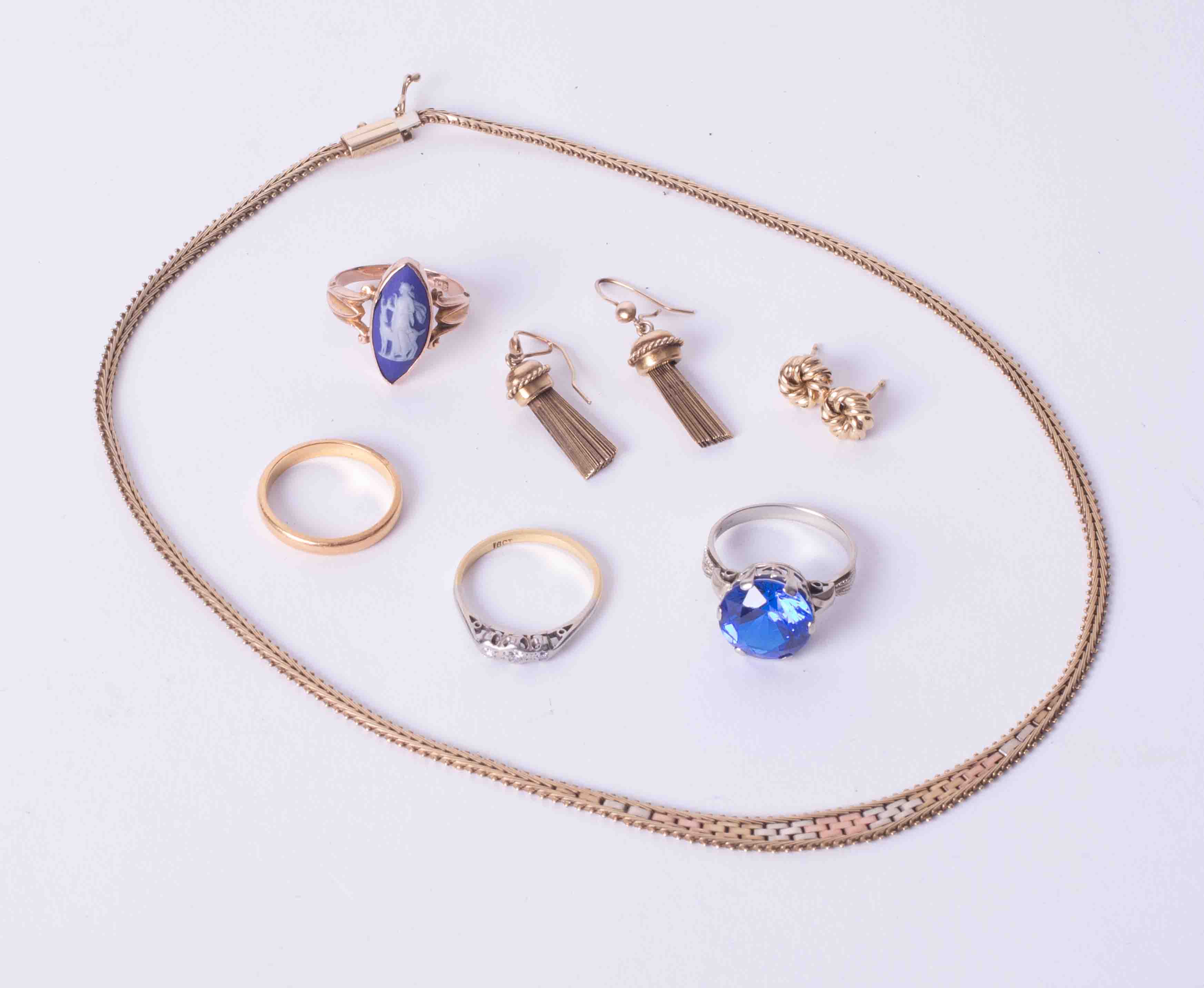 A bag of mixed gold jewellery to include a selection of 9ct items including a tri-colour flat link