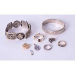 A bag of mixed jewellery items to include a silver engraved bangle, silver abalone shell pendant,