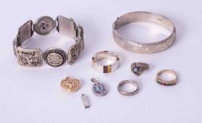 A bag of mixed jewellery items to include a silver engraved bangle, silver abalone shell pendant,