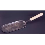 A George V Mappin & Webb silver oblong crumb scoop with composite handle, hallmarked Sheffie