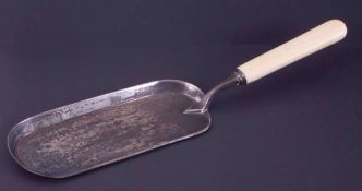 A George V Mappin & Webb silver oblong crumb scoop with composite handle, hallmarked Sheffie