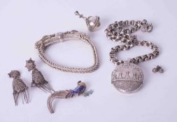 A bag of mixed jewellery items to include a silver oval engraved locket & not hallmarked open link