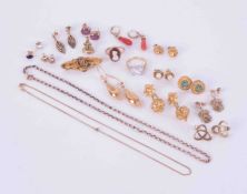 A bag of mixed gold jewellery to include a mixture of 9ct yellow gold items, earrings, chain, rings,