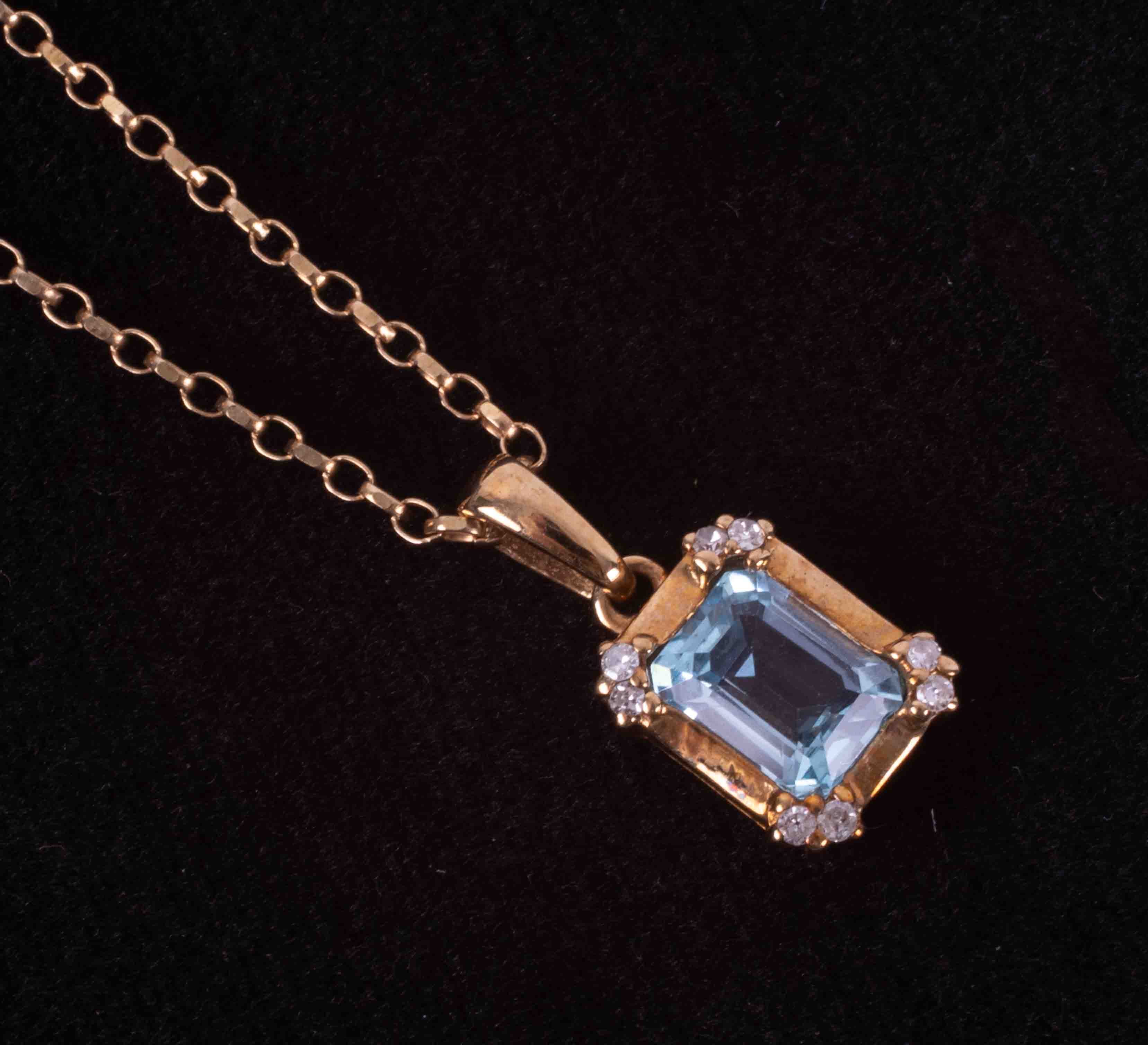 A 9ct yellow gold 20" open link chain with a 9ct yellow gold pendant set with an emerald cut