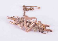 A Victorian 9ct rose & yellow gold harp & leaf brooch with safety chain, 3.14g, length approx. 4.