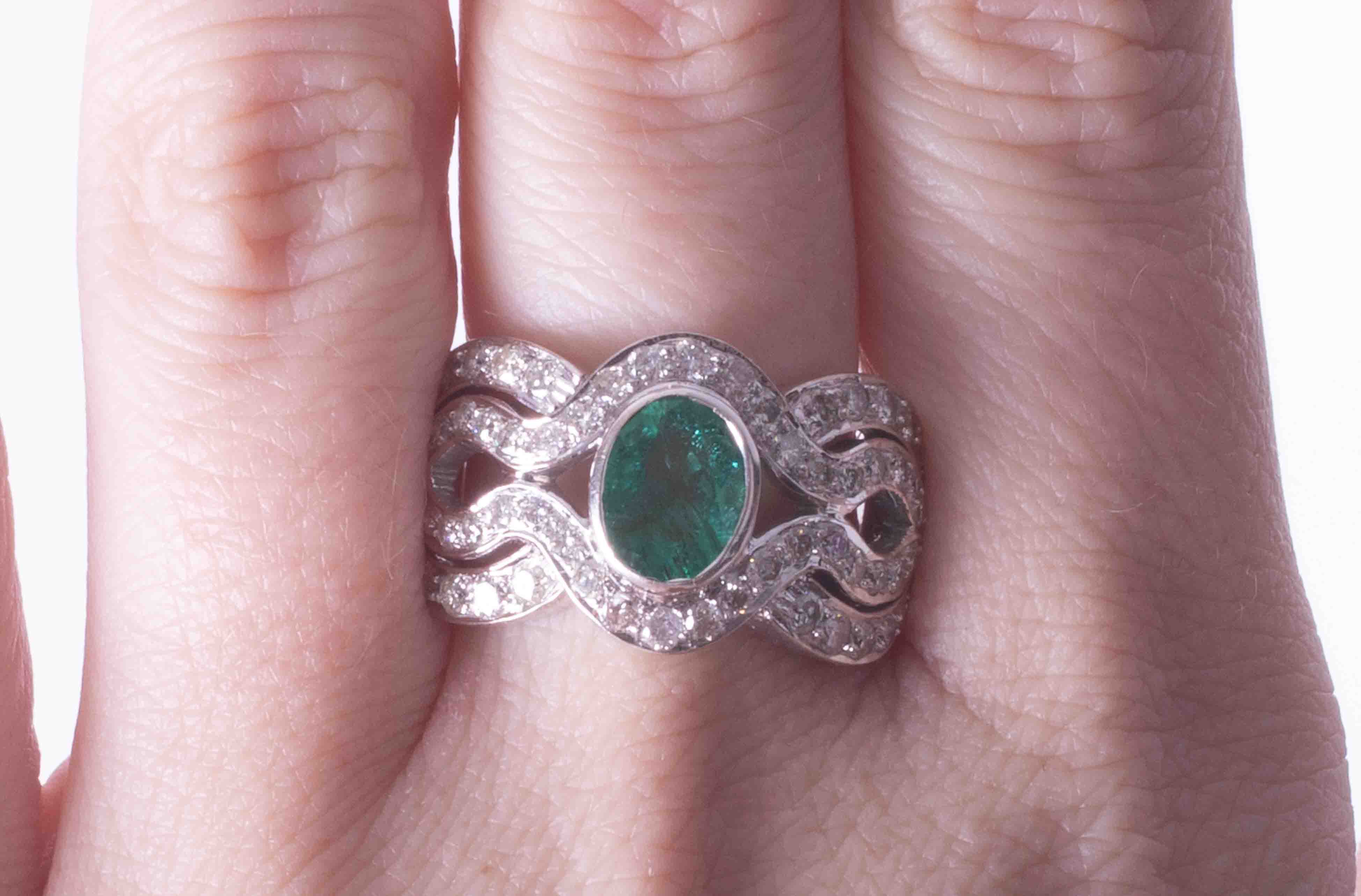 An 18ct white gold Art Deco style ring set with central oval cut emerald approx. 1.25 carats ( - Image 2 of 2