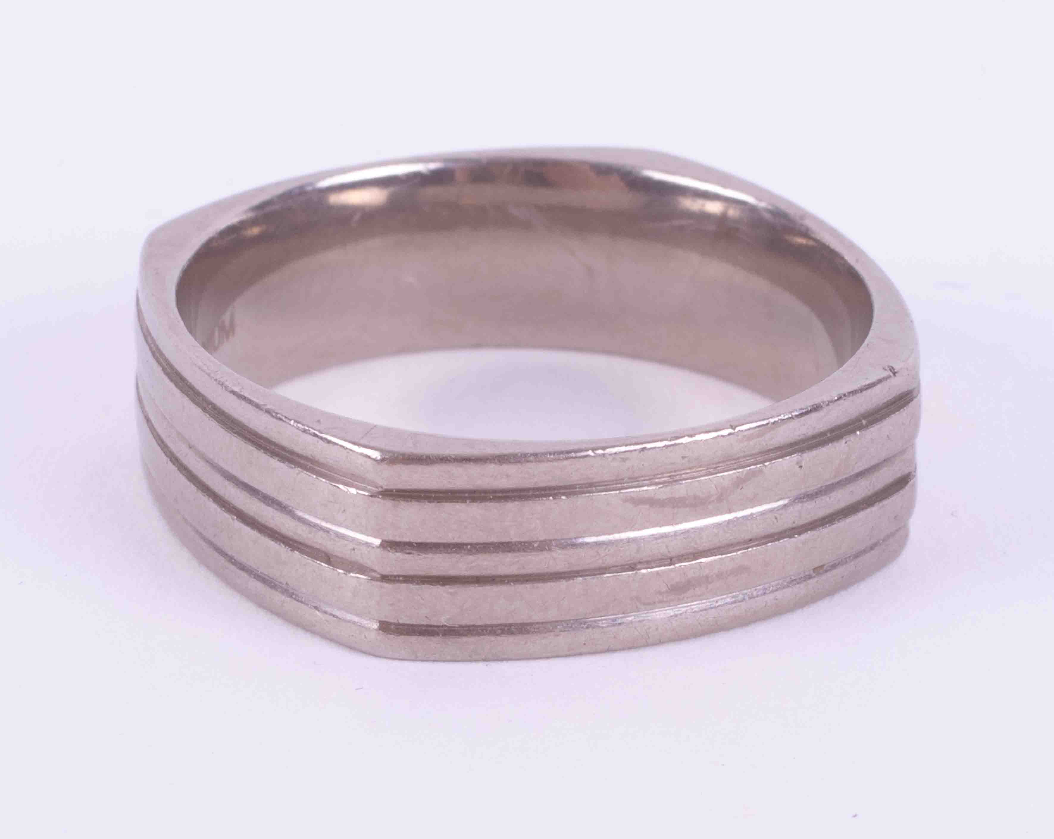 A gents Titanium square shaped and lined patterned wedding band, 3.36g, size W, width 6mm.