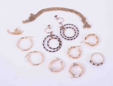 A bag of mixed 9ct yellow gold jewellery to include a pair of 9ct elephant hair hoop earrings,