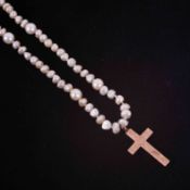 A 16" pearl necklace with a 9ct rose gold heart & scroll engraved cross pendant, 15.33g.