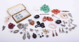 A bag of various costume jewellery.