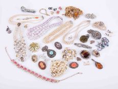 A bag of various costume jewellery.