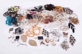 A bag of various costume jewellery.