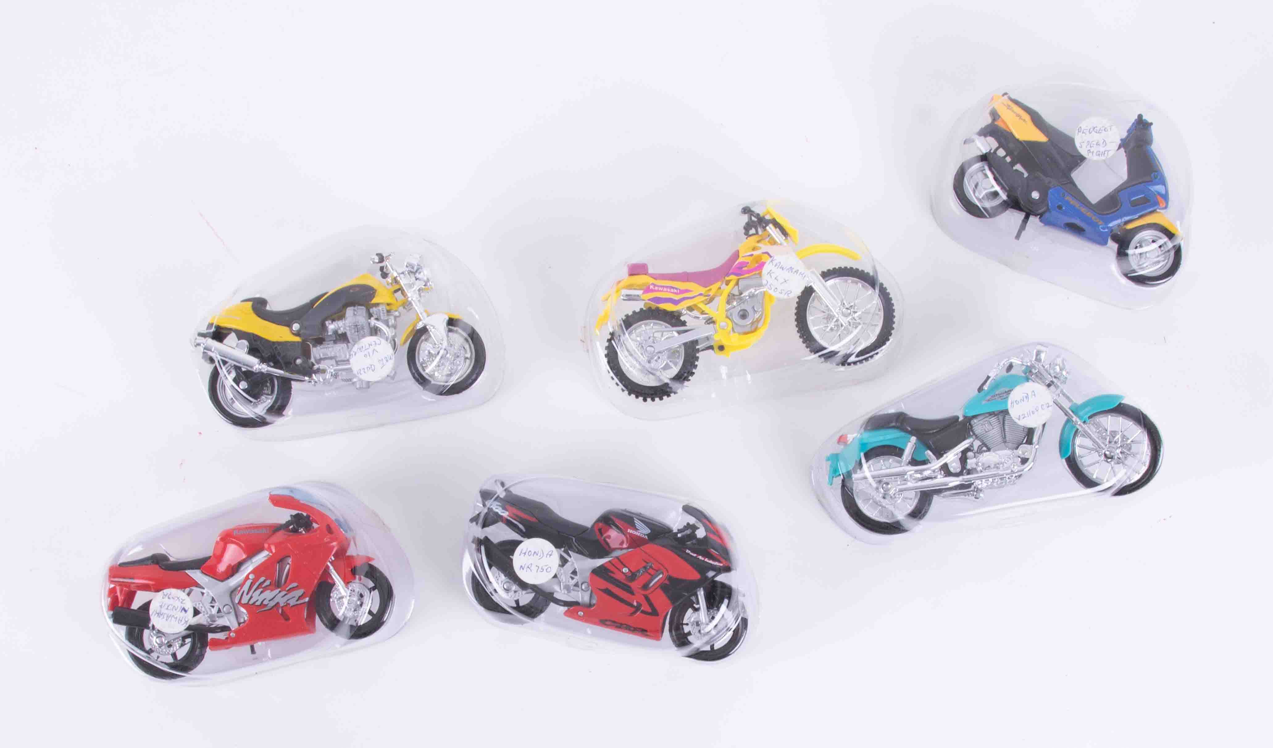 A collection of Maisto model bikes including Honda, BMW, Yamaha etc, approx 30.