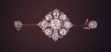 An antique yellow & white gold (no hallmarks & not tested) bar brooch set with a central flower