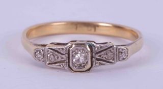 An 18ct yellow & white gold traditional style ring set with small old round cut diamonds, 2.17gm,