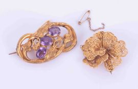 An 18ct yellow gold open work flower brooch with safety chain (the safety chain is broken), 9.