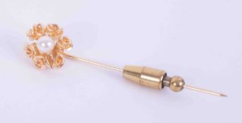 A 14ct yellow gold flower stick pin with a cultured pearl, 5.51g, length approx. 6cm.