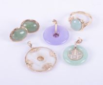 A selection of jade jewellery to include a 14k yellow gold oval cabochon cut jade ring, approx. 12mm