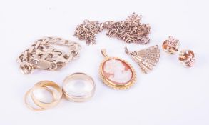 A selection of gold jewellery to include an 18ct yellow gold wedding band, 5mm, 3.07gm, size O 1/