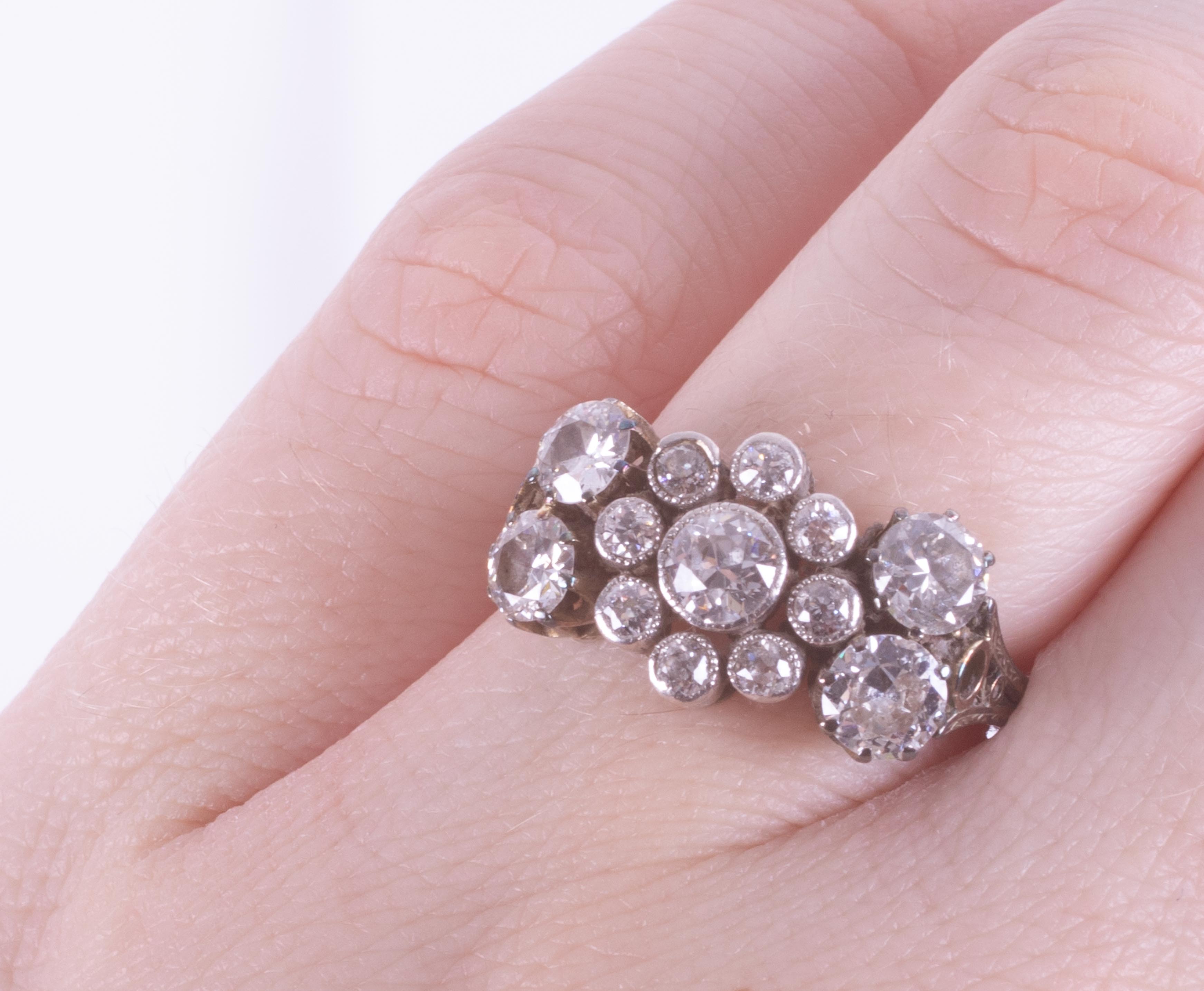 An Edwardian 18ct gold & platinum engraved multi-stone ring set with old round cut diamonds, total - Image 2 of 2