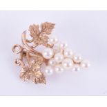 A 9ct yellow gold grape design brooch set with cultured pearls, length approx. 3cm, 4.42gm.