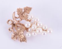 A 9ct yellow gold grape design brooch set with cultured pearls, length approx. 3cm, 4.42gm.