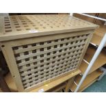 LIGHT WOOD LATTICE LIFT-TOP LAUNDRY BOX