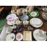 DECORATIVE HOUSEHOLD CHINA WARE INCLUDING CAKE STAND, LIDDED STORAGE JARS, MUGS AND PLATES