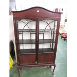 MAHOGANY GLAZED CHINA DISPLAY CABINET WITH TWO GEOMETRICALLY GLAZED DOORS, ON CABRIOLE LEGS