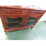 SMALL EARLY 20TH CENTURY MAHOGANY SIDEBOARD WITH TWO GLAZED DOORS, STANDING ON CABRIOLE LEGS.