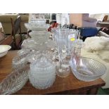 SELECTION OF GLASS WARE INCLUDING ICE CREAM SUNDAE GLASSES.